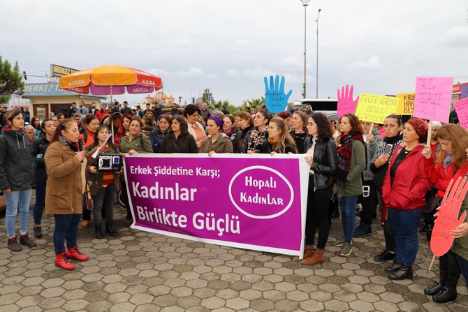 hopali-kadinlar-siddete-karsi-yurudu-(4).jpg