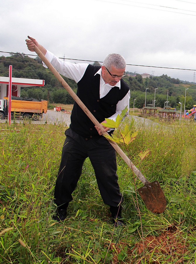huseyin-erdem-uc-yilda-100-bin-agac-dikti,-hedefi-1-milyon--(1).jpg
