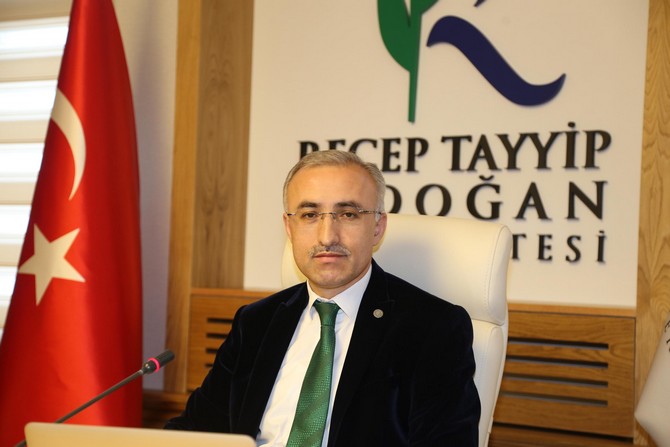 huseyin-karaman-rteu-rektoru-basin-toplantisi-(1).jpg