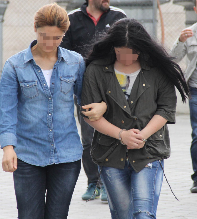 ic-camasirinda-bonzai-ele-gecen-kadin-ve-arkadaslari-tutuklandi2.jpg ic-camasirinda-bonzai-ele-gecen-kadin-ve-arkadaslari-tutuklandi2.jpg