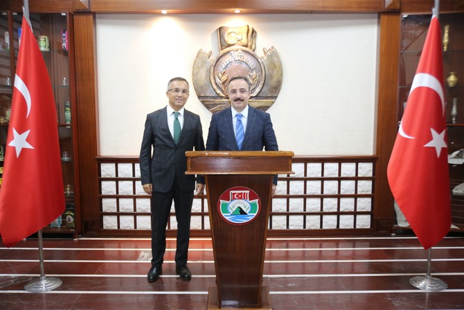 icisleri-bakan-yardimcisi-ismail-catakli,-beraberinde-goc-idaresi-genel-muduru-abdullah-ayaz-ile-birlikte-rize-valisi-kemal-ceber’i-makaminda-ziyaret-etti-(1).jpg