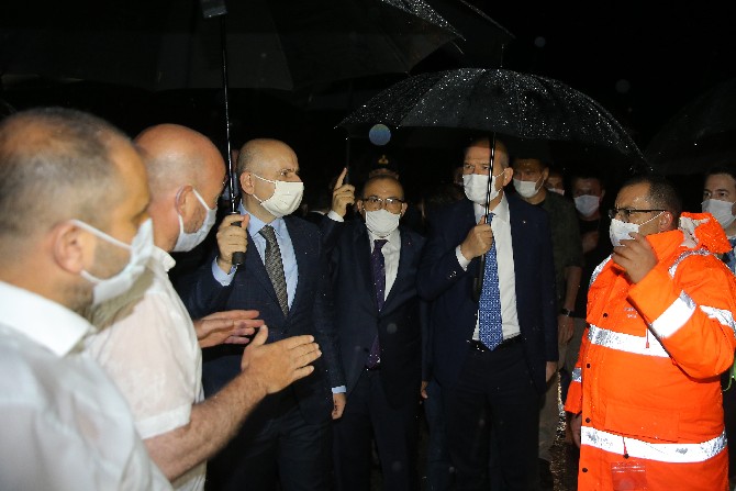 icisleri-bakani-suleyman-soylu-beraberinde-cevre-ve-sehircilik-bakani-murat-kurum-ve-ulastirma-ve-altyapi-bakani-adil-karaismailoglu-selden-zarar-goren-trabzonun-of-ilcesinde-incelemelerde-bulundu-(2).jpg