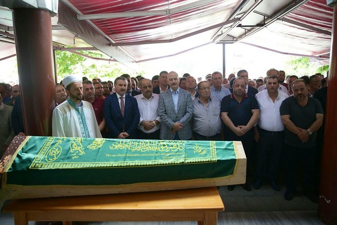 icisleri-bakani-suleyman-soylu-ile-genclik-ve-spor-bakani-osman-askin-bak,-caykur-rizespor-kulubu-yonetim-kurulu-eski-uyelerinden-hizir-kaptanin-annesi-melahat-kaptanin-cenaze-torenine-katildi-(1).jpg
