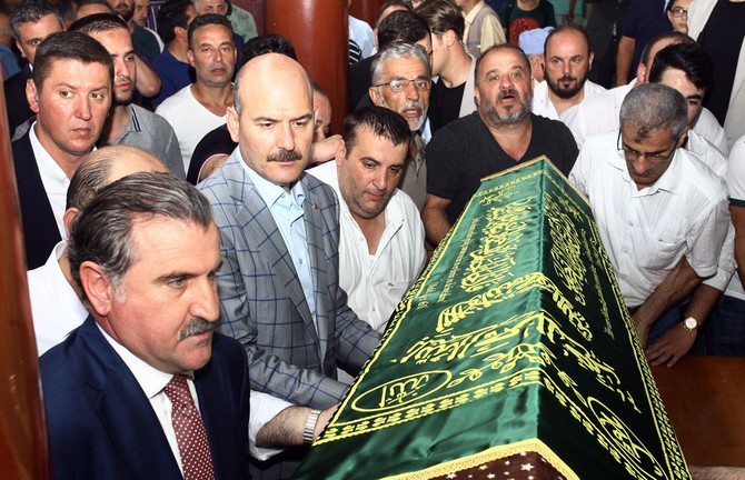 icisleri-bakani-suleyman-soylu-ile-genclik-ve-spor-bakani-osman-askin-bak,-caykur-rizespor-kulubu-yonetim-kurulu-eski-uyelerinden-hizir-kaptanin-annesi-melahat-kaptanin-cenaze-torenine-katildi-(2)-001.jpg
