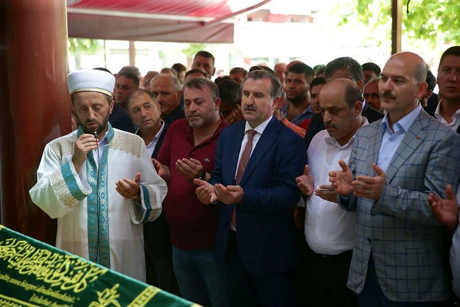 icisleri-bakani-suleyman-soylu-ile-genclik-ve-spor-bakani-osman-askin-bak,-caykur-rizespor-kulubu-yonetim-kurulu-eski-uyelerinden-hizir-kaptanin-annesi-melahat-kaptanin-cenaze-torenine-katildi-(2).jpg