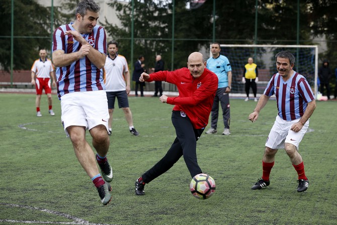icisleri-bakani-suleyman-soylu-polis-takiminda-forma-giydi-(6).jpg
