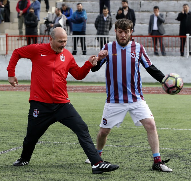 icisleri-bakani-suleyman-soylu-polis-takiminda-forma-giydi-(8).jpg