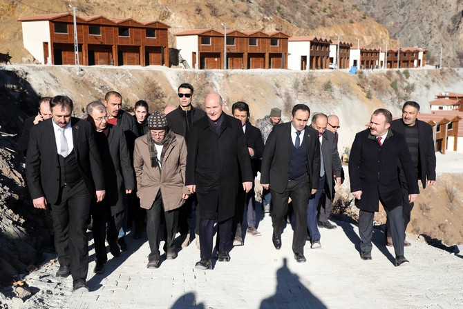 icisleri-bakani-suleyman-soylu-yusufelinde-yanginzedeler-icin-insa-edilen-konutlarda-inceleme-yapti-2.jpg