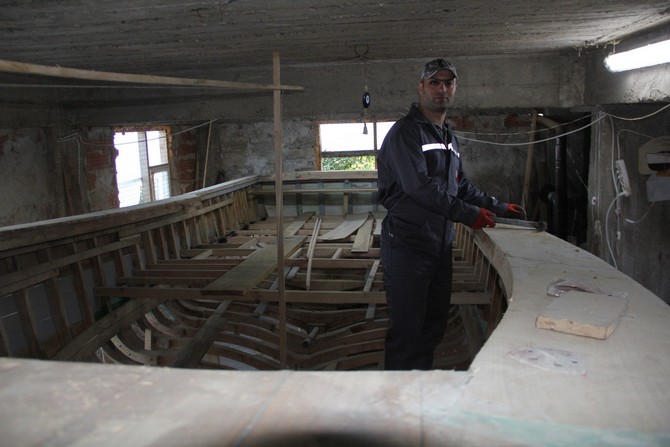 idris-turna-evin-bodrum-katinda-8.5-metre-uzunlugunda-tekne-yapiyor-(4).jpg