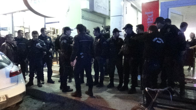 igdirda-polis-memuru-ogretmen-arkadasini-oldurdukten-sonra-intihar-etti-1.jpg igdirda-polis-memuru-ogretmen-arkadasini-oldurdukten-sonra-intihar-etti-1.jpg