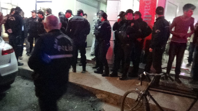 igdirda-polis-memuru-ogretmen-arkadasini-oldurdukten-sonra-intihar-etti4.jpg igdirda-polis-memuru-ogretmen-arkadasini-oldurdukten-sonra-intihar-etti4.jpg