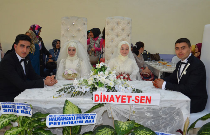 iki-kiz-kardes-ayni-gun-evlendi-1.jpg