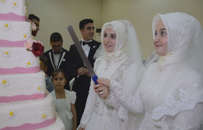 iki-kiz-kardes-ayni-gun-evlendi-3.jpg