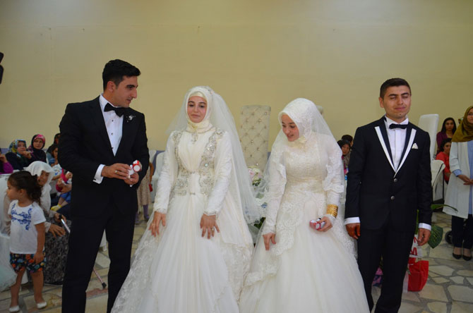 iki-kiz-kardes-ayni-gun-evlendi-6.jpg