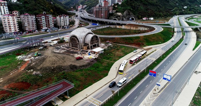 iki-yol-ortasindaki-cami-dikkat-cekiyor-(1).jpg