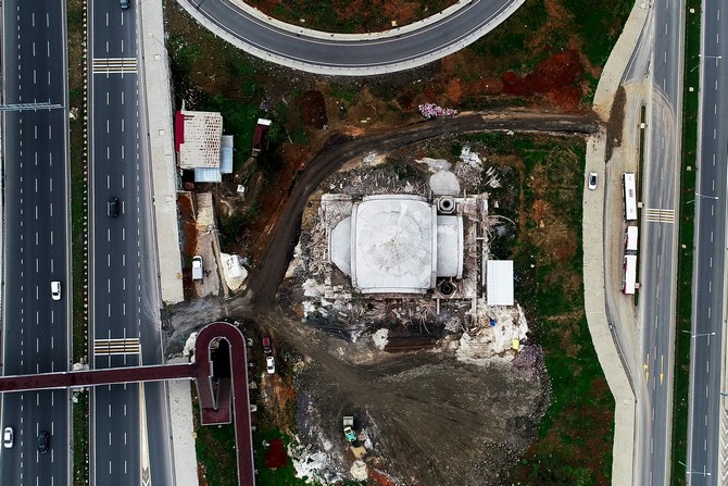iki-yol-ortasindaki-cami-dikkat-cekiyor-(2).jpg