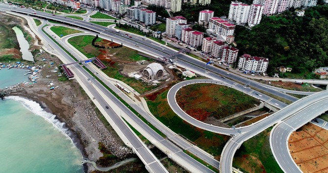 iki-yol-ortasindaki-cami-dikkat-cekiyor-(3).jpg