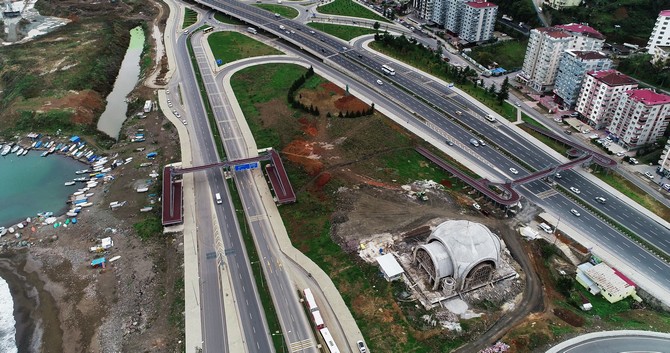 iki-yol-ortasindaki-cami-dikkat-cekiyor-(4).jpg