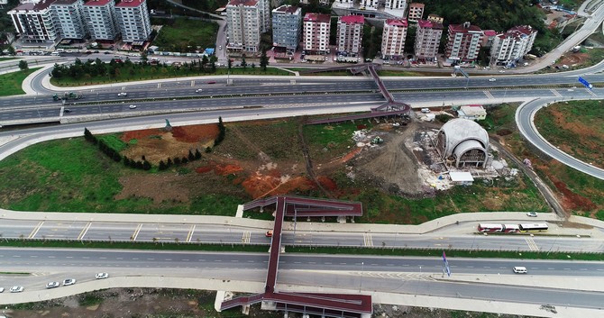 iki-yol-ortasindaki-cami-dikkat-cekiyor-(5).jpg