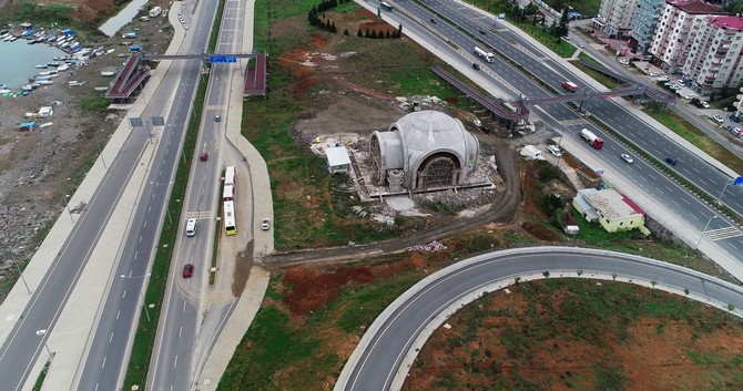 iki-yol-ortasindaki-cami-dikkat-cekiyor-(6).jpg