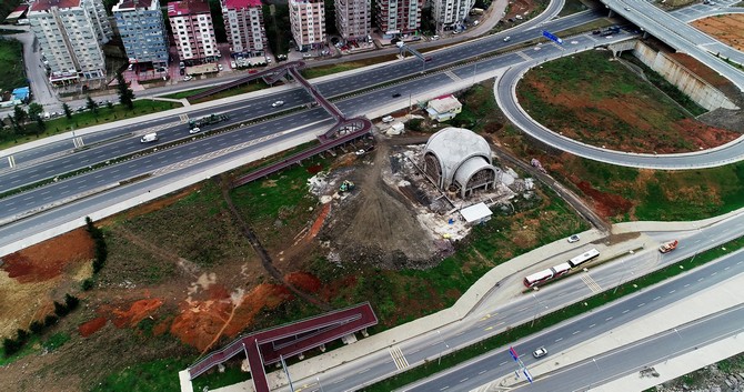 iki-yol-ortasindaki-cami-dikkat-cekiyor-(7).jpg