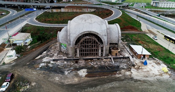 iki-yol-ortasindaki-cami-dikkat-cekiyor-(8).jpg