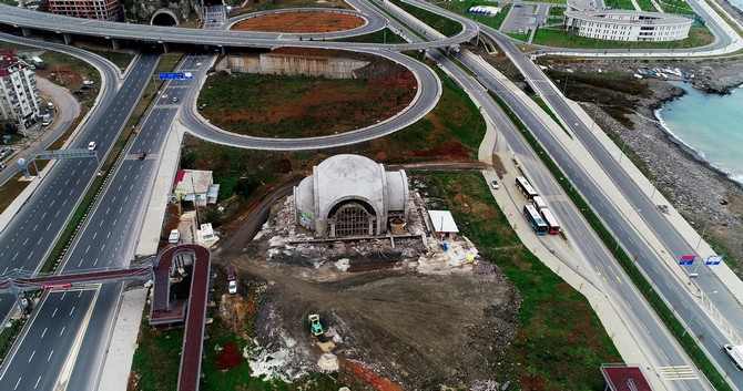 iki-yol-ortasindaki-cami-dikkat-cekiyor-(9).jpg