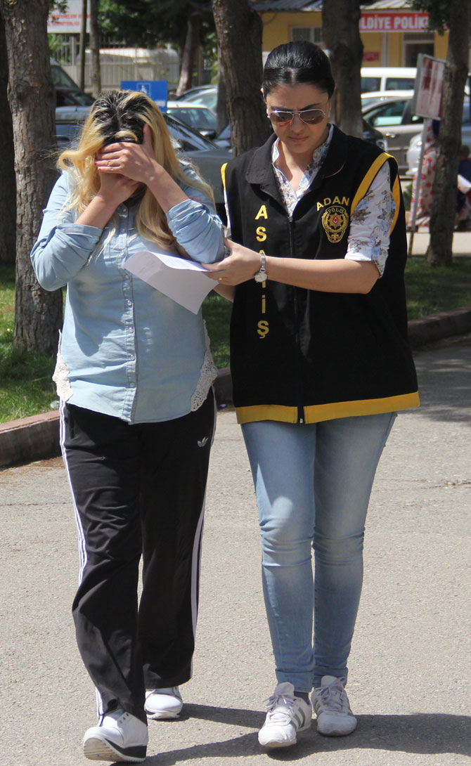 ikiz-kardesine-fuhus-yaptirirken-yakalandi1.jpg ikiz-kardesine-fuhus-yaptirirken-yakalandi1.jpg