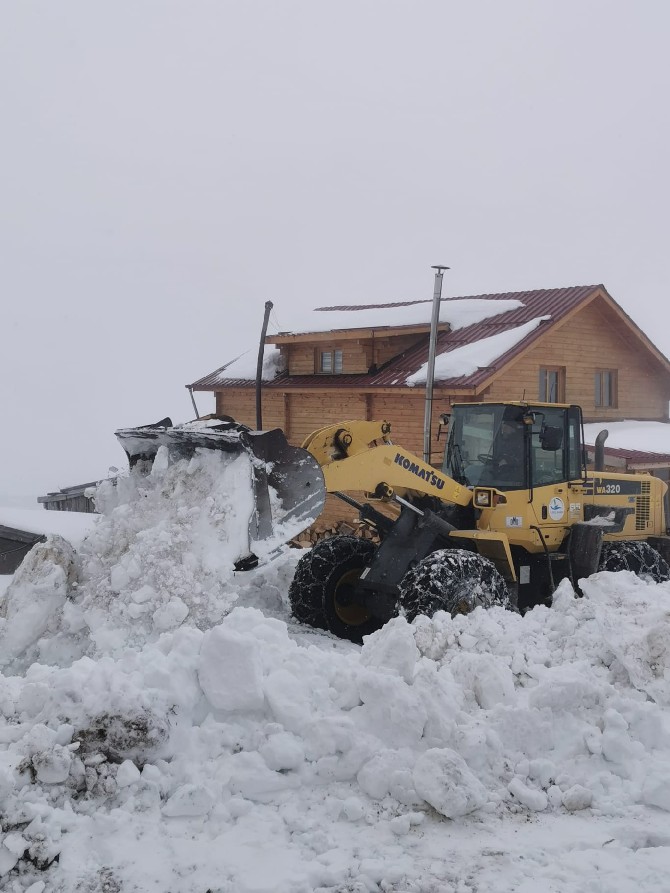 ikizdere-kaymakami-haci-kerim-meral-ilcede-yarin-duzenlenecek-olan-13-petranboard-kayak-senligi-oncesinde-kar-nedeniyle-kapali-bulunan-yollardaki-kar-temizleme-ve-yol-acma-calismalarini-yerinde-inceledi-1.jpg