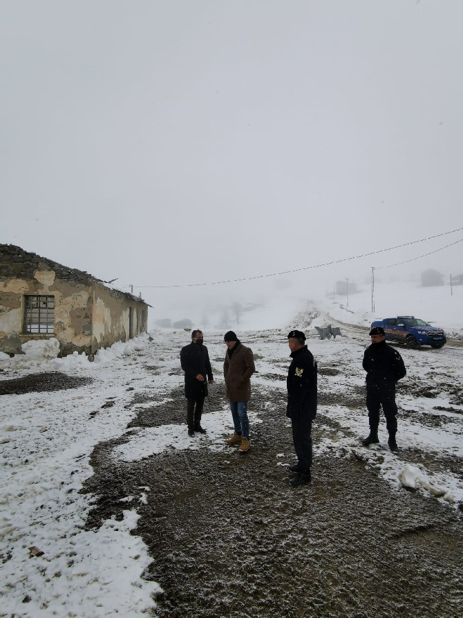 ikizdere-kaymakami-haci-kerim-meral-ilcede-yarin-duzenlenecek-olan-13-petranboard-kayak-senligi-oncesinde-kar-nedeniyle-kapali-bulunan-yollardaki-kar-temizleme-ve-yol-acma-calismalarini-yerinde-inceledi.jpg
