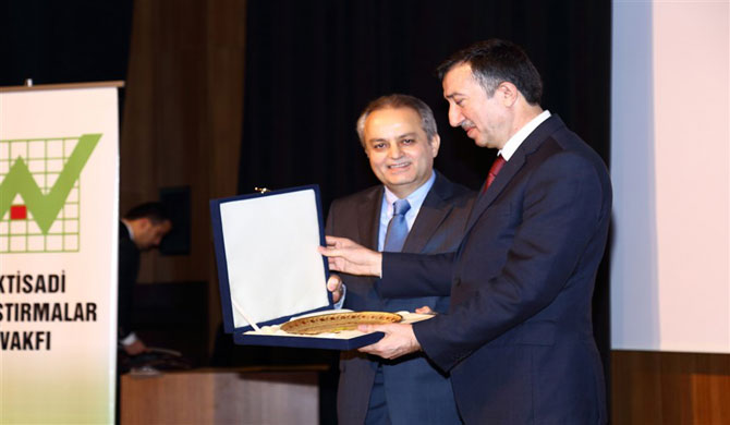 iktisadi-arastirmalar-vakfi-tarafindan-duzenlenen-yarismalarin-odul-toreni.jpg iktisadi-arastirmalar-vakfi-tarafindan-duzenlenen-yarismalarin-odul-toreni.jpg