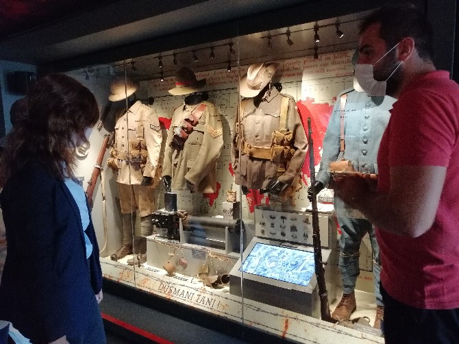 il-kultur-ve-turizm-mudur-v.-esra-alemdaroglu-canakkale-savaslari-mobil-muzesini-ziyaret-etti-(2).jpg
