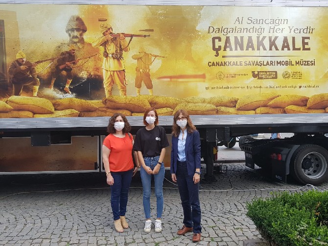 il-kultur-ve-turizm-mudur-v.-esra-alemdaroglu-canakkale-savaslari-mobil-muzesini-ziyaret-etti-(4).jpg