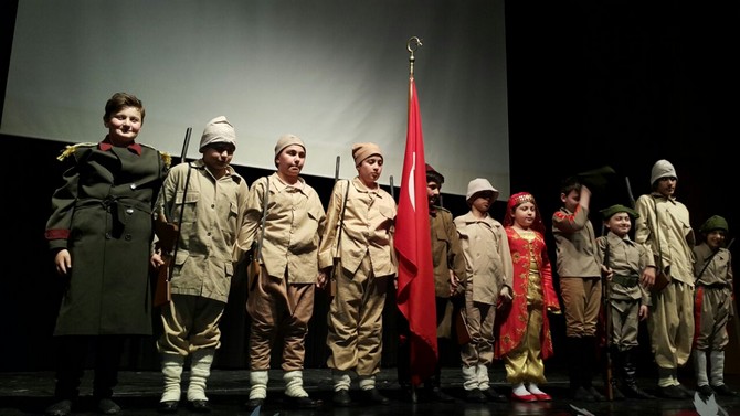ilkokul-ogrencilerinden-“15-temmuz-darbe-girisimi”-konulu-tiyatro-oyunu-(4).jpg