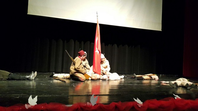 ilkokul-ogrencilerinden-“15-temmuz-darbe-girisimi”-konulu-tiyatro-oyunu-(8).jpg