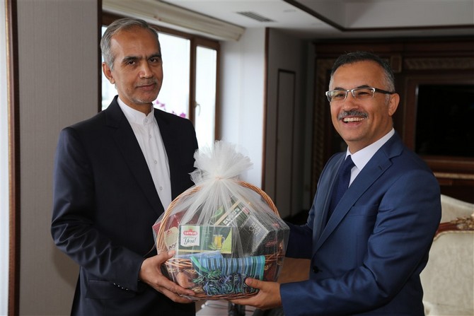iran-islam-cumhuriyeti-trabzon-baskonsolosu-hossein-saberi,-rize-valisi-kemal-ceber’i-makaminda-ziyaret-etti-(3).jpg