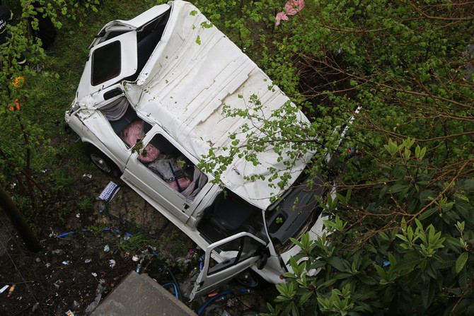 iscileri-tasiyan-minibus-findik-bahcesine-devrildi-7-yarali-(2).jpg