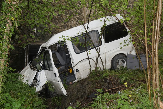 iscileri-tasiyan-minibus-findik-bahcesine-devrildi-7-yarali-(8).jpg