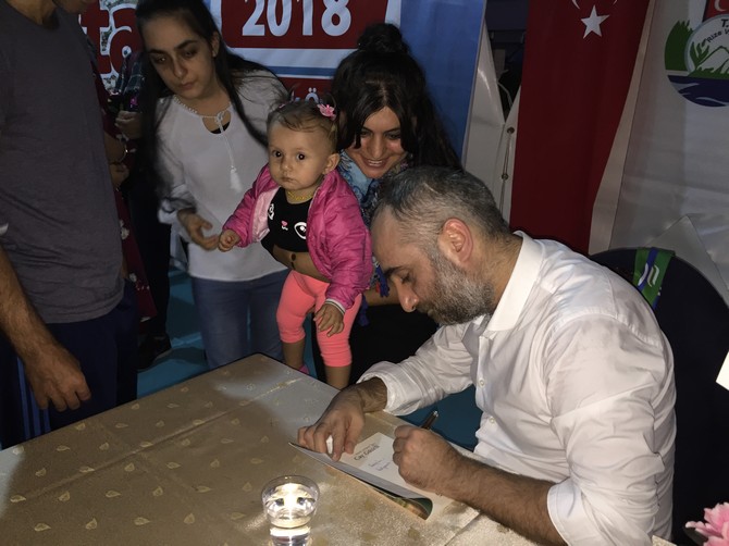 ismail-saymaz,-rize-kitap-gunleri-etkinliginde-soylesi-ve-imza-etkinligi-gerceklestirdi-(10).jpg