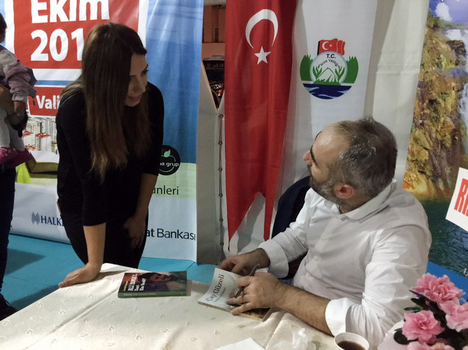 ismail-saymaz,-rize-kitap-gunleri-etkinliginde-soylesi-ve-imza-etkinligi-gerceklestirdi-(12).jpg