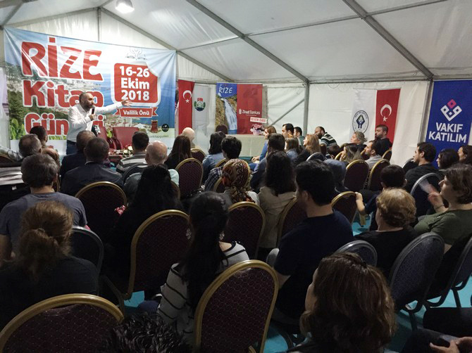 ismail-saymaz,-rize-kitap-gunleri-etkinliginde-soylesi-ve-imza-etkinligi-gerceklestirdi-(2).jpg