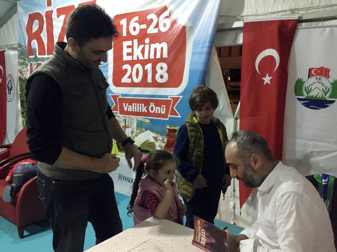 ismail-saymaz,-rize-kitap-gunleri-etkinliginde-soylesi-ve-imza-etkinligi-gerceklestirdi-(27).jpg