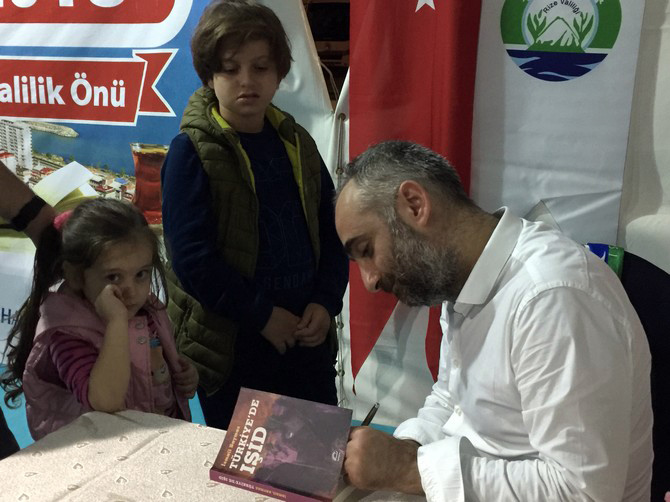 ismail-saymaz,-rize-kitap-gunleri-etkinliginde-soylesi-ve-imza-etkinligi-gerceklestirdi-(28).jpg
