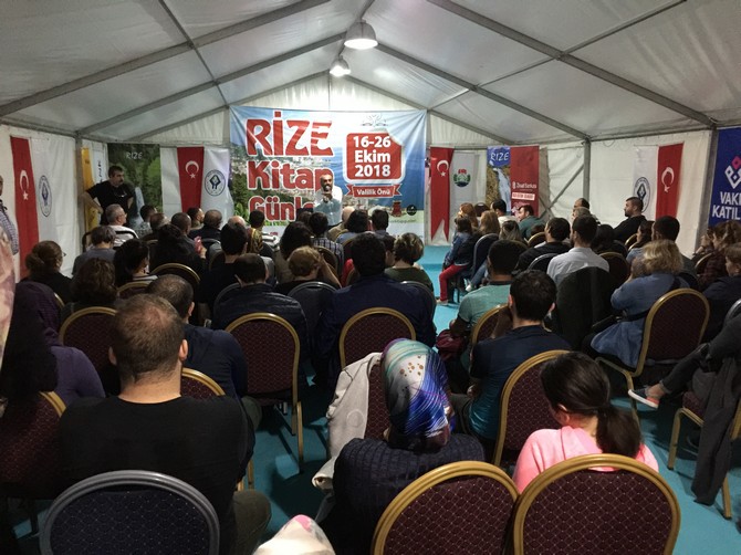 ismail-saymaz,-rize-kitap-gunleri-etkinliginde-soylesi-ve-imza-etkinligi-gerceklestirdi-(3).jpg
