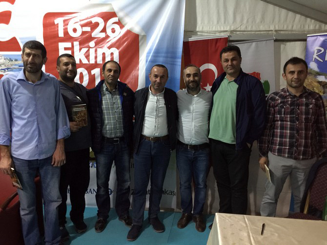 ismail-saymaz,-rize-kitap-gunleri-etkinliginde-soylesi-ve-imza-etkinligi-gerceklestirdi-(31).jpg
