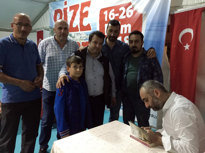 ismail-saymaz,-rize-kitap-gunleri-etkinliginde-soylesi-ve-imza-etkinligi-gerceklestirdi-(33).jpg