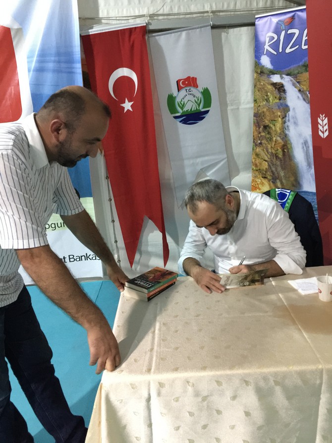 ismail-saymaz,-rize-kitap-gunleri-etkinliginde-soylesi-ve-imza-etkinligi-gerceklestirdi-(35).jpg