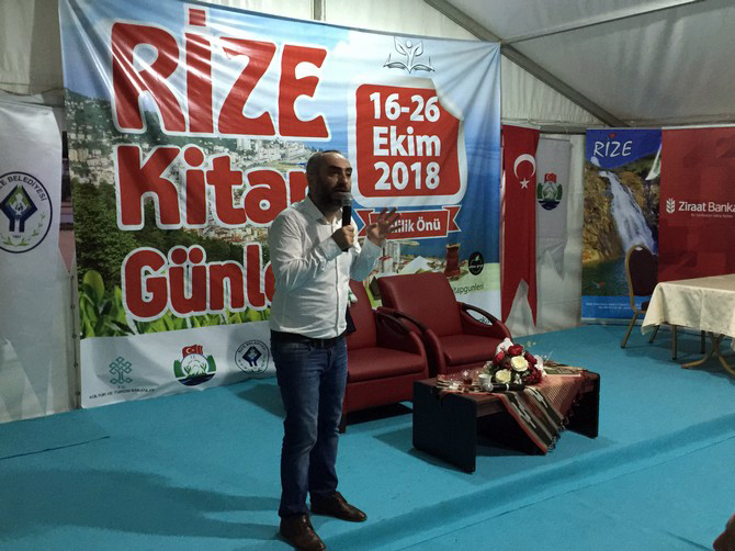 ismail-saymaz,-rize-kitap-gunleri-etkinliginde-soylesi-ve-imza-etkinligi-gerceklestirdi-(5).jpg
