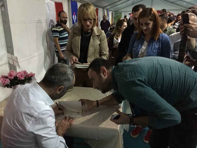 ismail-saymaz,-rize-kitap-gunleri-etkinliginde-soylesi-ve-imza-etkinligi-gerceklestirdi-(7).jpg