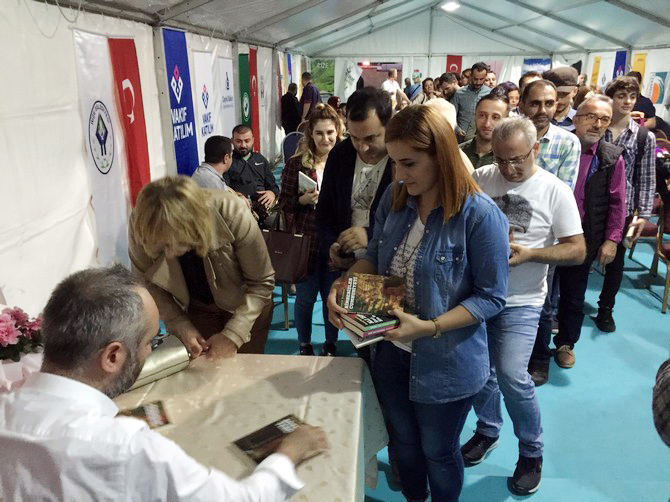 ismail-saymaz,-rize-kitap-gunleri-etkinliginde-soylesi-ve-imza-etkinligi-gerceklestirdi-(9).jpg